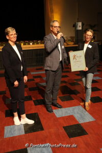 DTV-Vizepräsident Thomas Wehling zusammen mit Ute Hillenbrand überreichen der HTV-Jugenwartin Silke Hartmann eine Förderung für die Hessische Tanzsportjugend