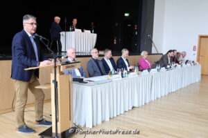 HTV-Präsident Jörg Hillenbrand mit dem HTV-Präsidium